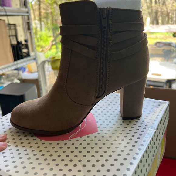 NWT LADIES ANKLE BOOTS! never worn, very cute with bow on side! Size 7 - Picture 2 of 8